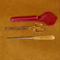 papirkniv og papirsaks i guldfarvet Caricama og solingen i rødt læderetui retro sæt